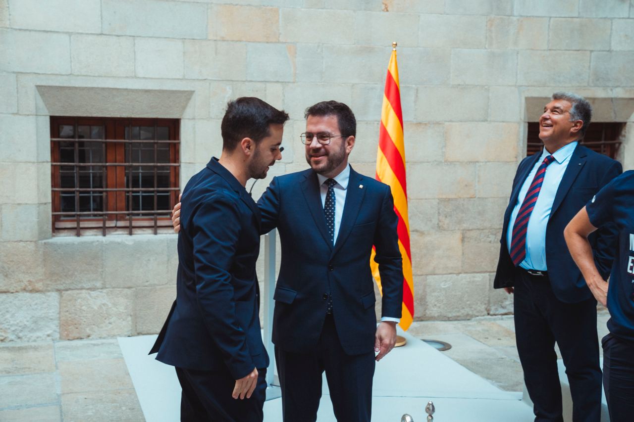 El president Aragonès felicita l'entrenador