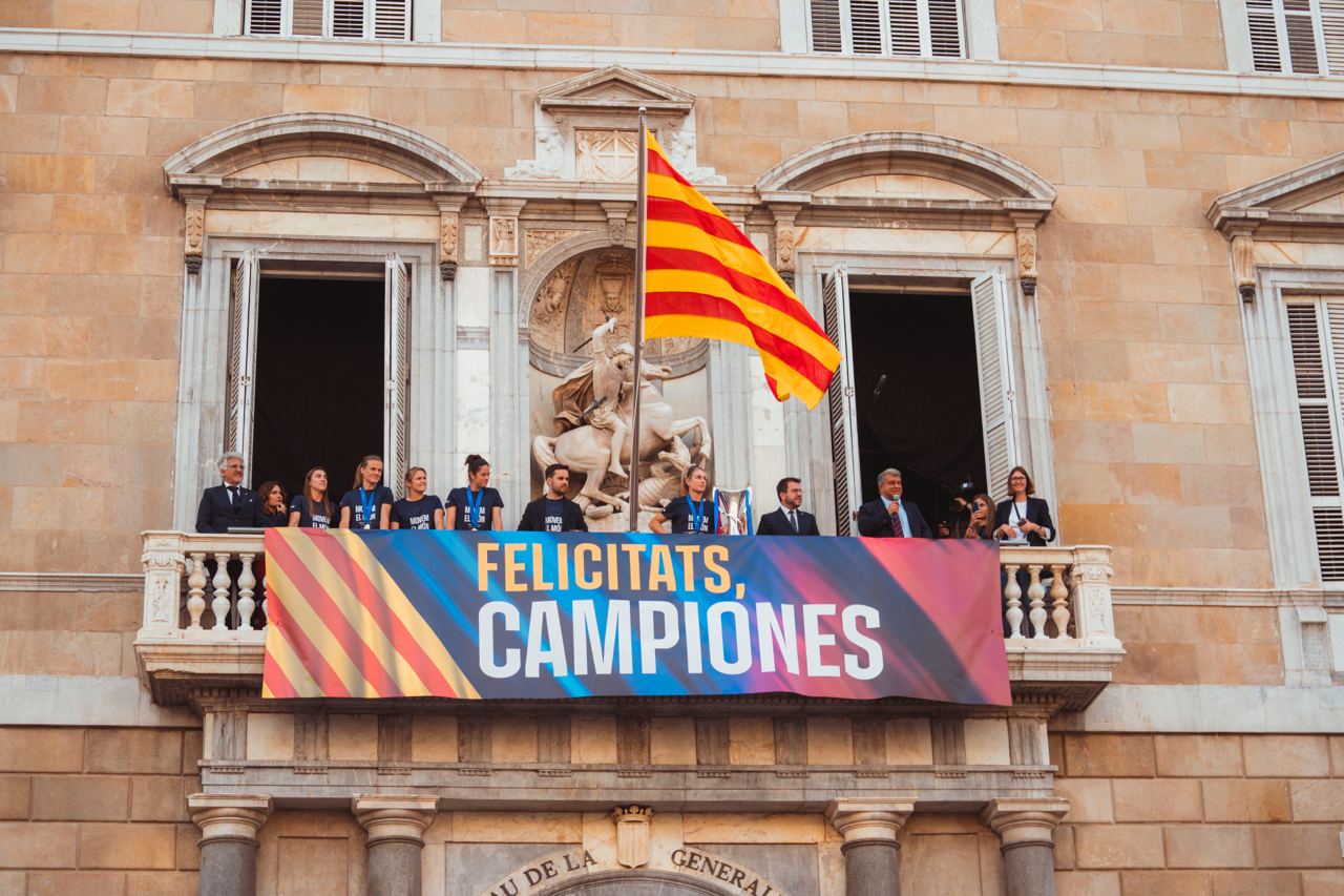 Les jugadores i el president al balcó de la Generalitat