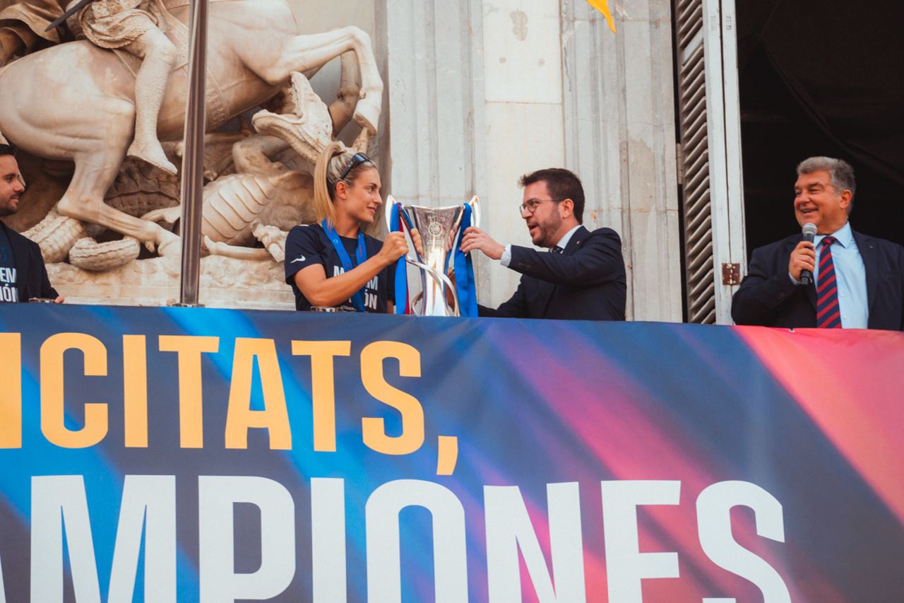 El president i Alexia Putellas aixequen la copa Champios