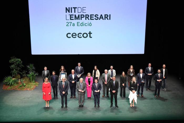 El president Aragonès amb els guardonats i guardonades en la 27a Nit de l'Empresari de Cecot.
