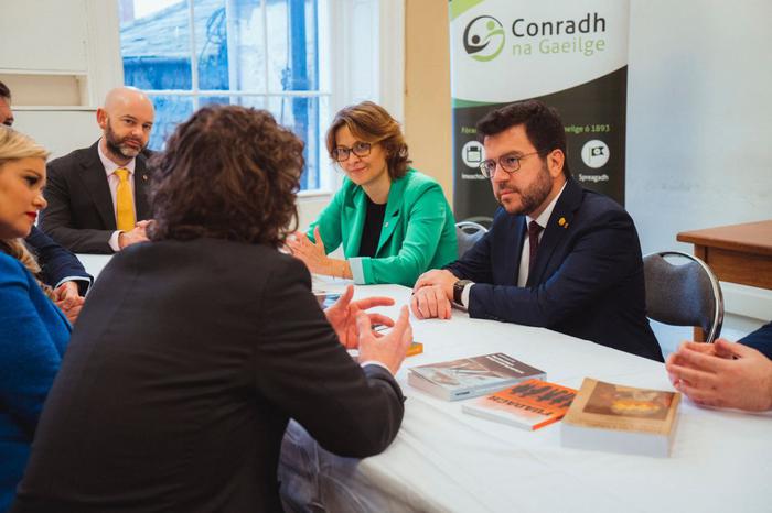 El president Pere Aragonès i la consellera d'Acció Exterior i Unió Europea, Meritxell Serret, durant la reunió amb l'entitat en defensa de la llengua irlandesa Conradh na Gaeilge.