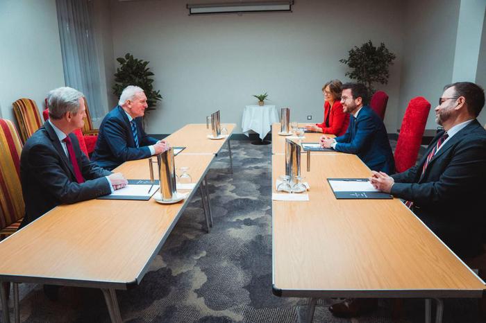 El president Aragonès i la consellera Serret durant la reunió amb l'ex primer ministre de la República d'Irlanda Bertie Ahern a Dublín.