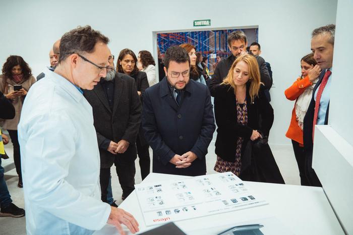 El president de la Generalitat, Pere Aragonès, ha inaugurat el nou parc industrial de B&B Trends, acompanyat de la consellera d'Economia i Hisenda, Natàlia Mas.