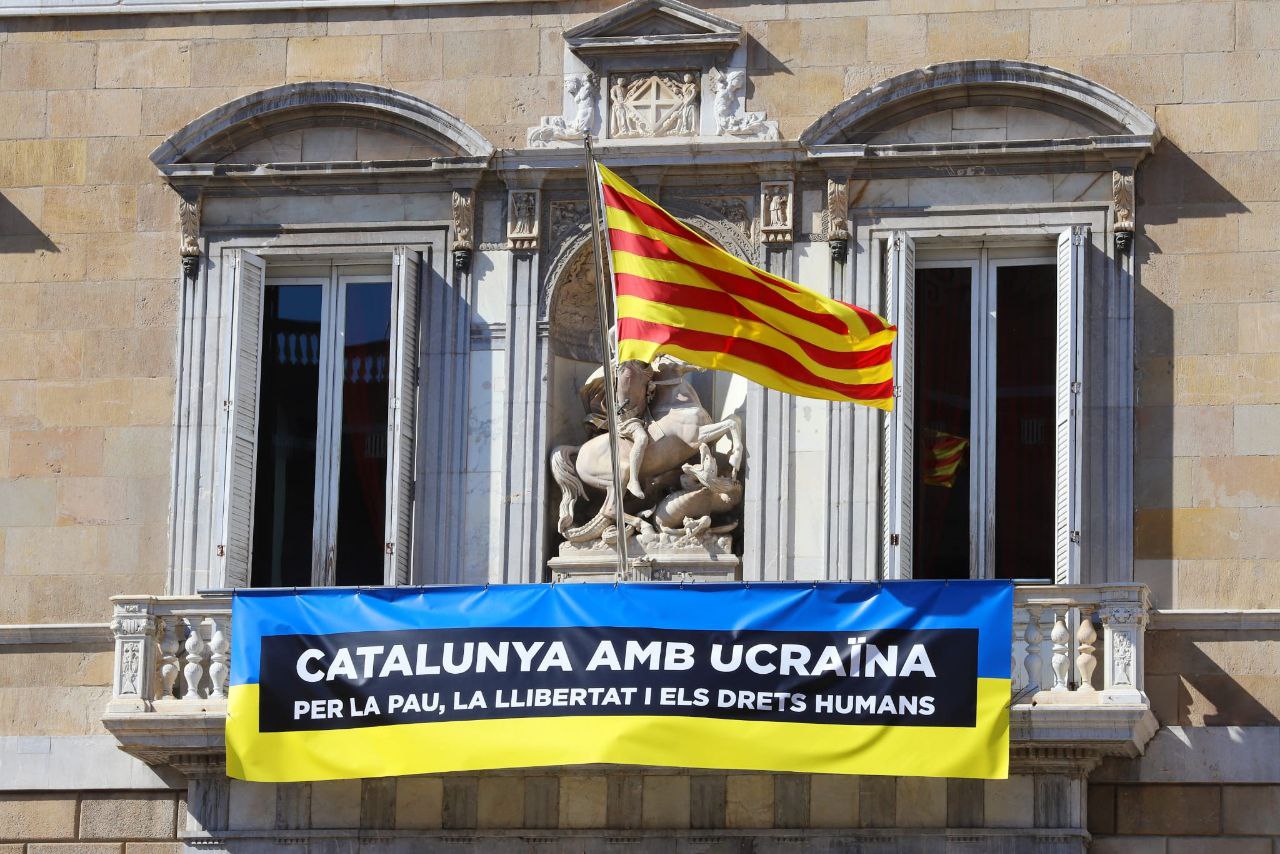 Pancarta penjada al balcó del Palau amb el lema “Catalunya amb Ucraïna. Per la pau, la llibertat i els drets humans”