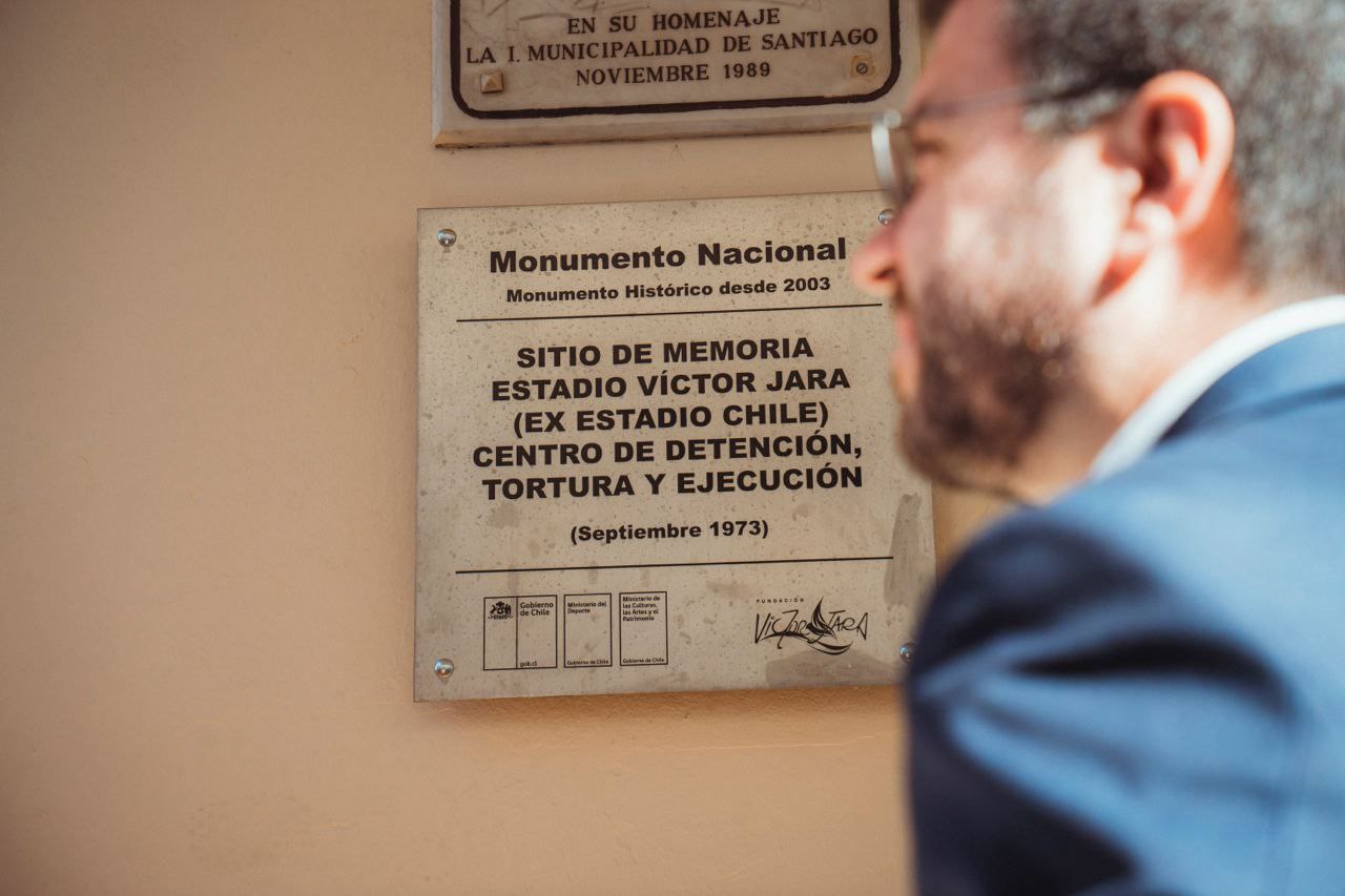 Visita a l’Estadi Víctor Jara, on el cantautor va ser detingut, torturat i assassinat